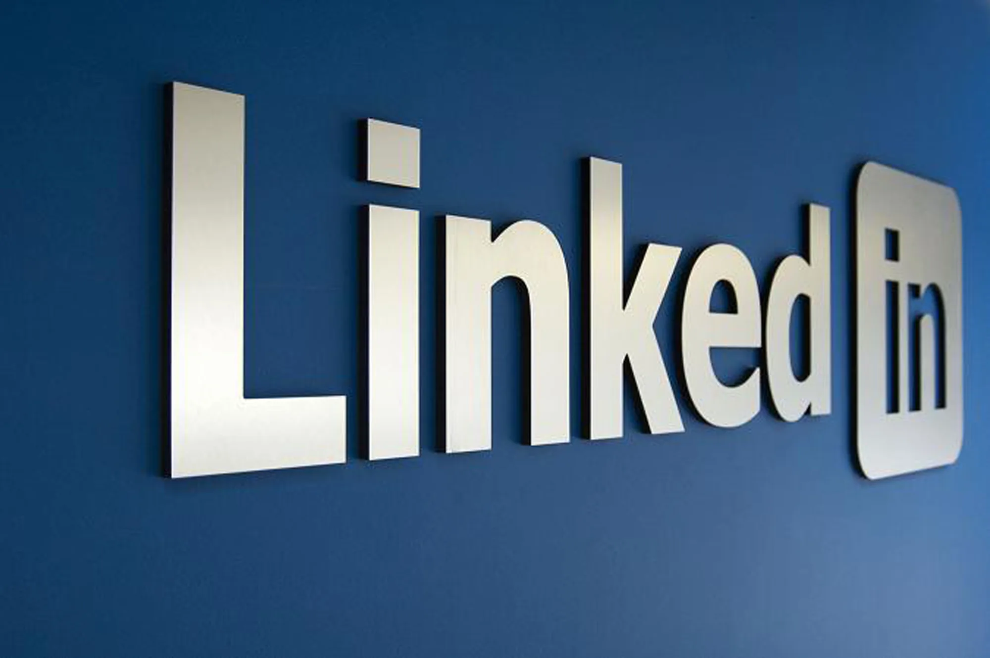 LinkedIn'de Parlamak, X'de Dengede Kalmak: Profesyonel Dijital İtibar