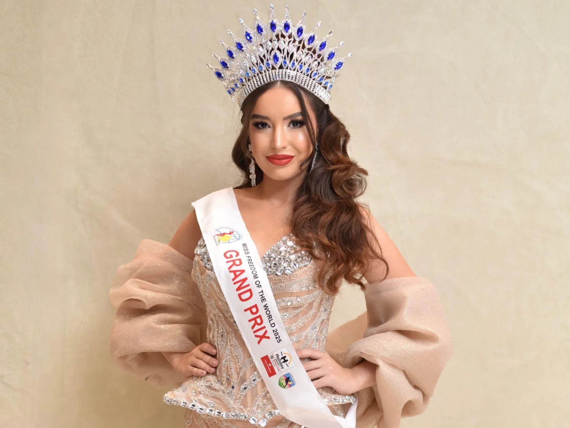 İzmirli Serra Sultan Sayar, Miss Freedom of the World 2025 Grand Prix Tacını Kazanarak Dünya Güzeli Seçildi