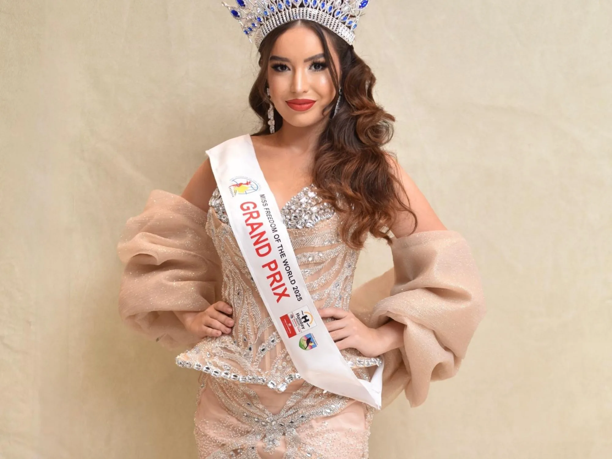 İzmirli Serra Sultan Sayar, Miss Freedom of the World 2025 Grand Prix Tacını Kazanarak Dünya Güzeli Seçildi