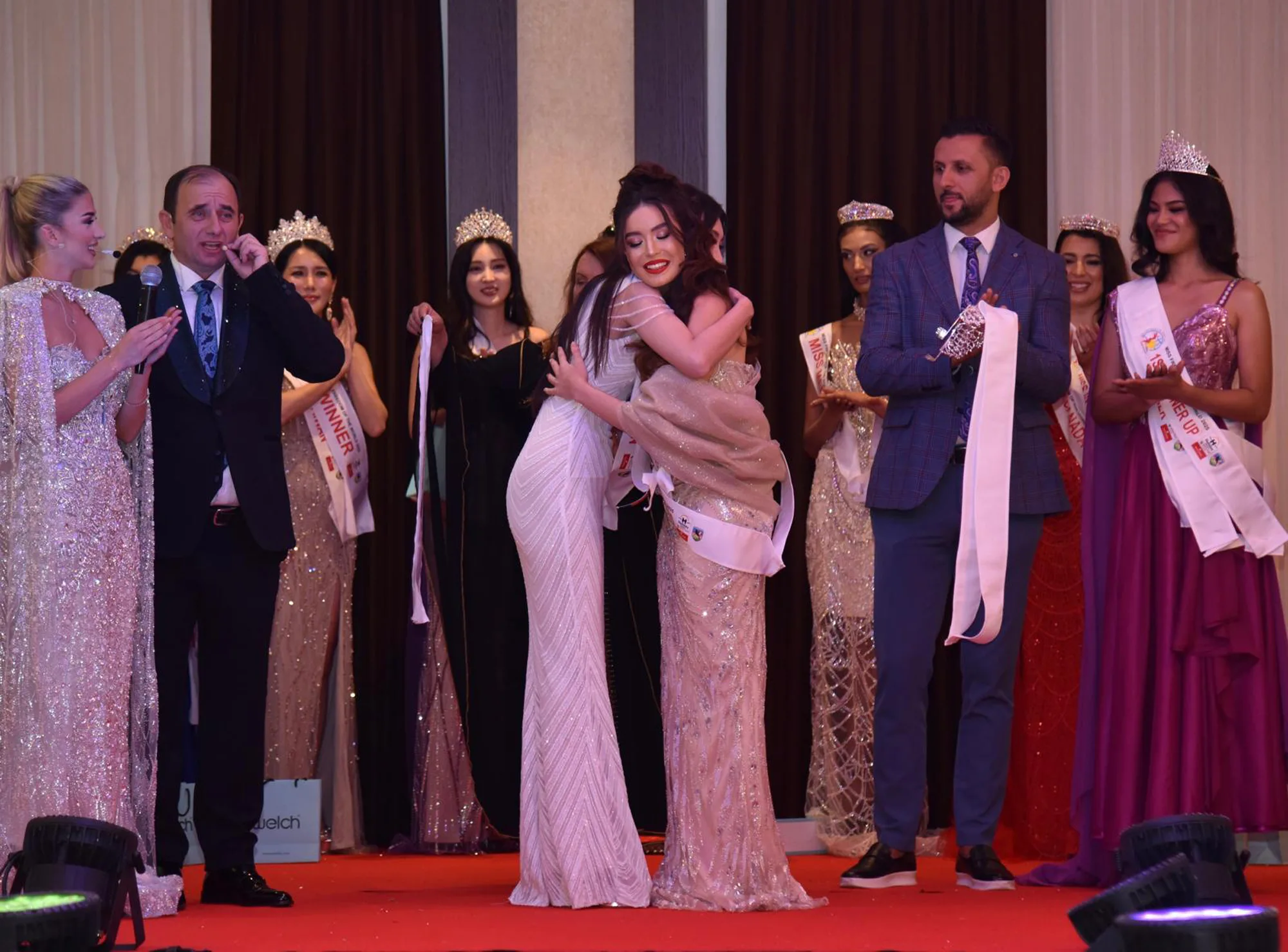 İzmirli Serra Sultan Sayar, Miss Freedom of the World 2025 Grand Prix Tacını Kazanarak Dünya Güzeli Seçildi