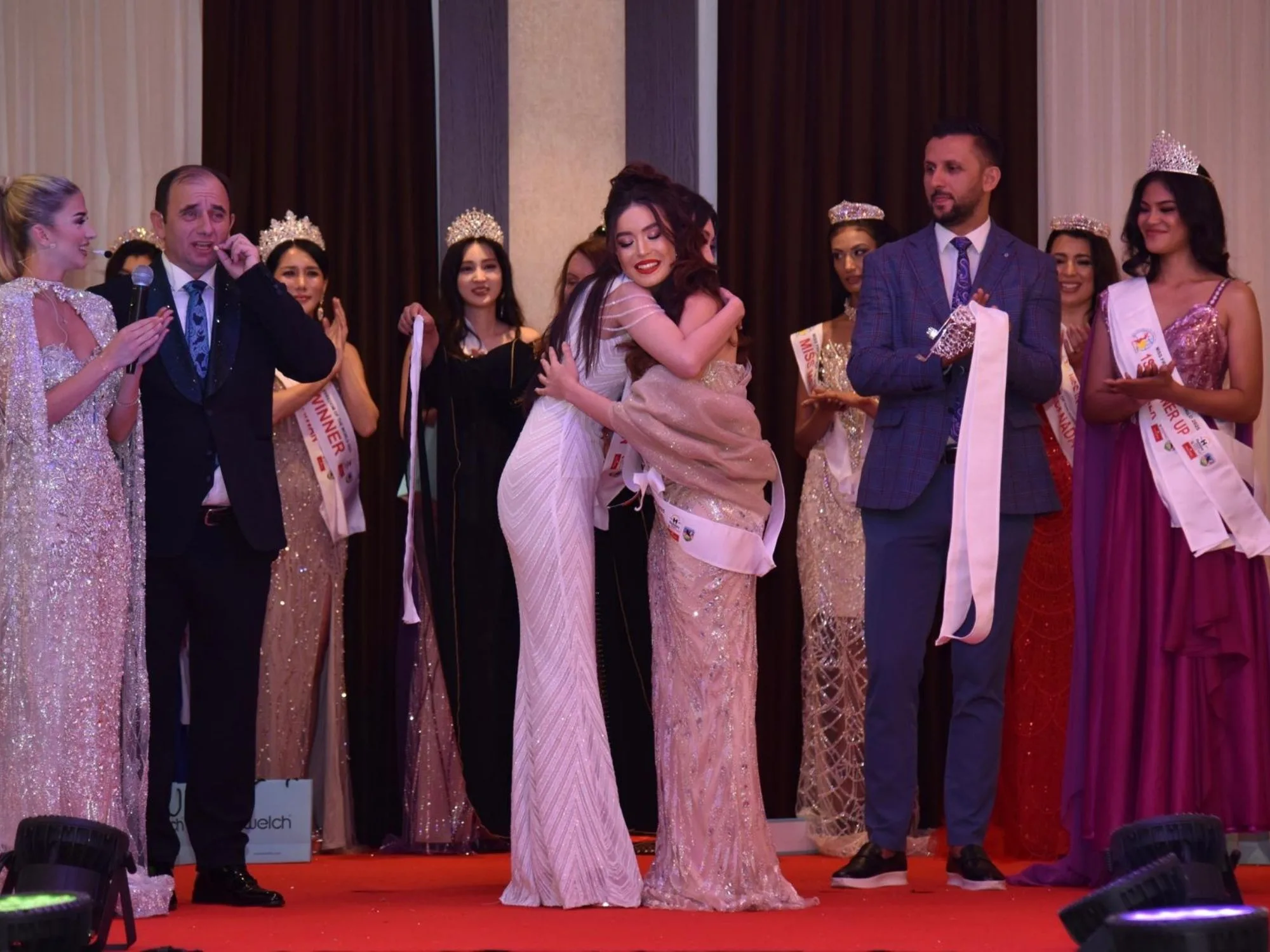İzmirli Serra Sultan Sayar, Miss Freedom of the World 2025 Grand Prix Tacını Kazanarak Dünya Güzeli Seçildi