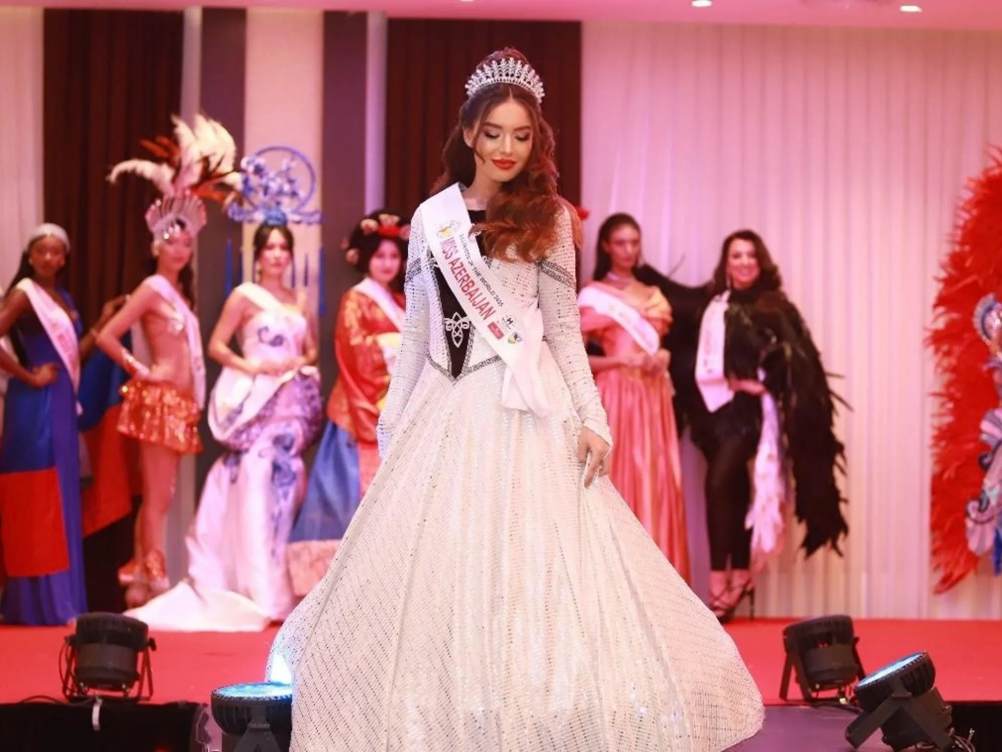 İzmirli Serra Sultan Sayar, Miss Freedom of the World 2025 Grand Prix Tacını Kazanarak Dünya Güzeli Seçildi