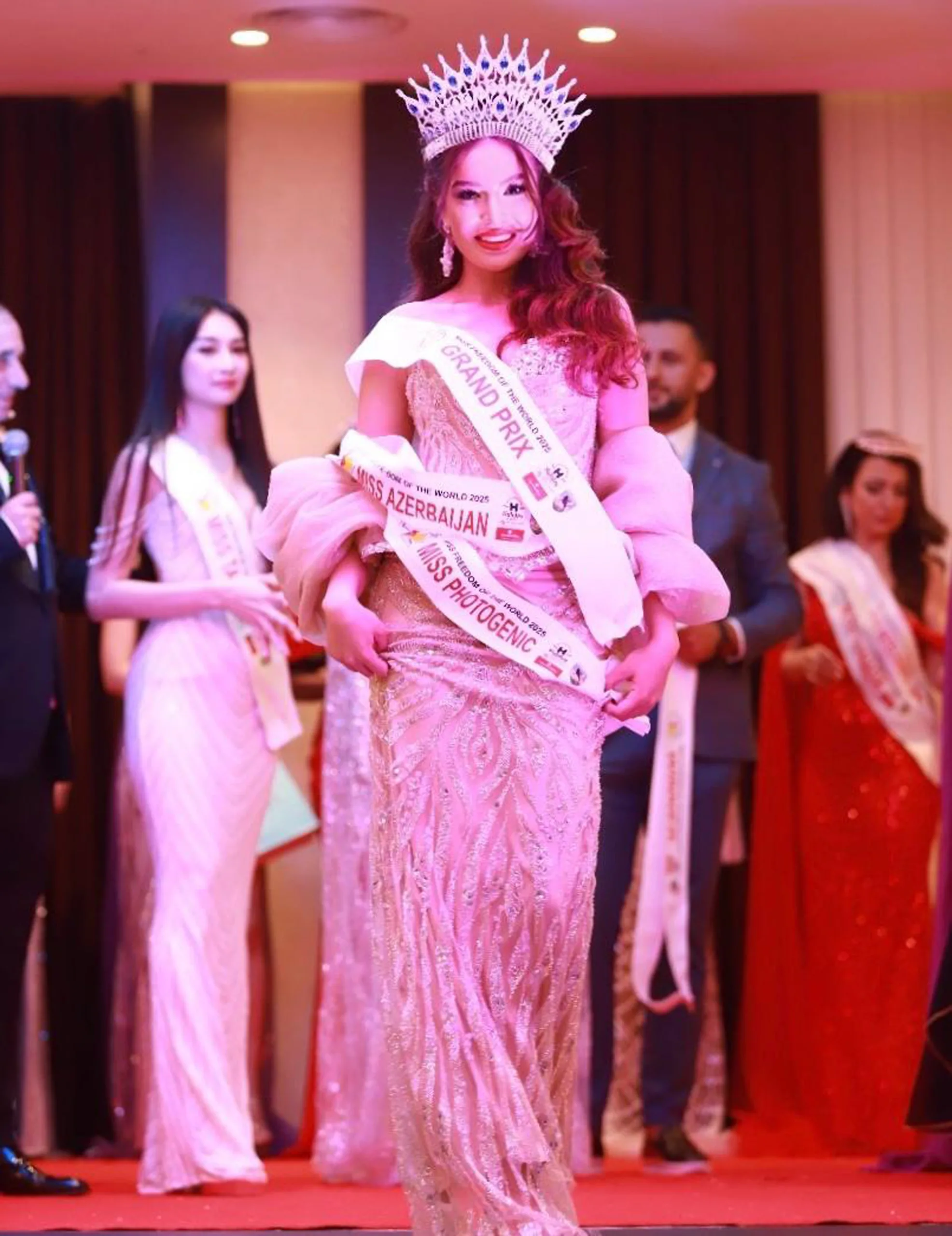 İzmirli Serra Sultan Sayar, Miss Freedom of the World 2025 Grand Prix Tacını Kazanarak Dünya Güzeli Seçildi